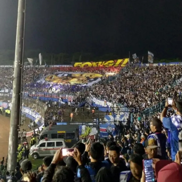 Tribun 13 dan 14 kerap diisi para keluarga yang ingin menyaksikan Arema bertanding. 