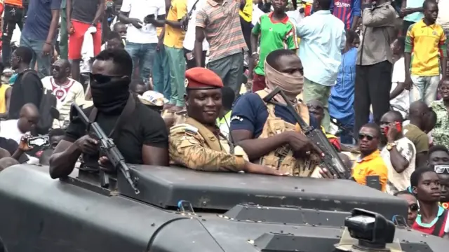 Le Capitaine Ibrahim Traoré entouré de ses hommes.