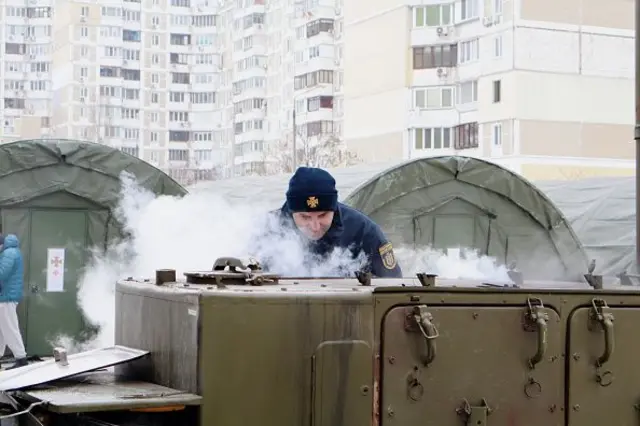 Польлва кухня на тлі багатоповерхівки в Києві