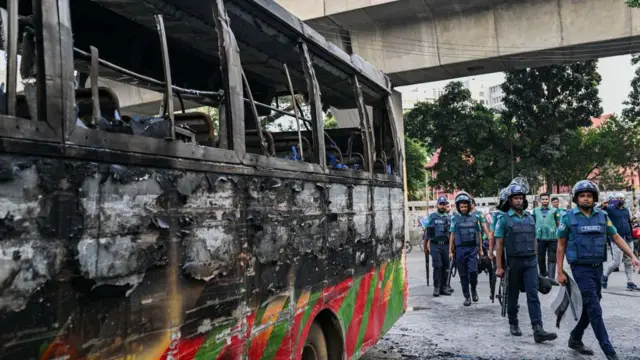 রাজধানীতে বাসে আগুন দেয় দুর্বৃত্তরা (৩১শে অক্টোবরের ছবি)