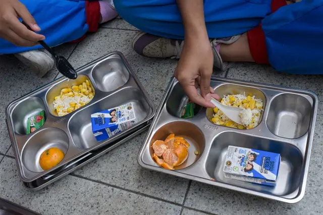 Foto yang diambil pada 29 September 2025 ini menunjukkan para siswa sedang menikmati makanan yang disediakan oleh program makan gratis pemerintah Indonesia di SD Cilengkrang, Bandung, Jawa Barat.