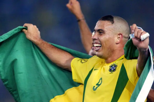 Ronaldo comemora o pentacampeonato da seleção brasileira em Yokohama, no Japão, em 2002