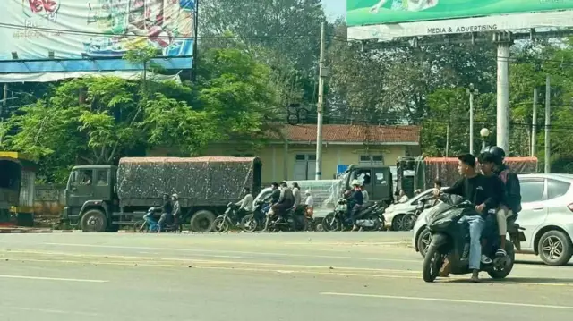 စစ်တပ်ရဲ့ယာဉ်တန်းရှည်ဟာ လားရှိုးမြို့စွန်ကနေ မြို့လယ်အဝိုင်းအထိရှည်လျား