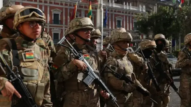 Militares bolivianos na rua