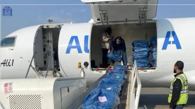 بسته‌های دلار در فرودگاه کابل کابل می‌رسد