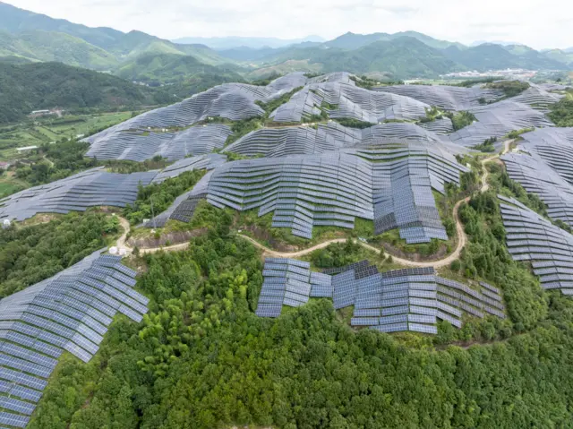 پنل‌های خورشیدی ساخت چین: رئیس‌جمهور شی جین‌پینگ اعلام کرده است که پنل‌های خورشیدی، خودروهای الکتریکی (EVs) و باتری‌ها «سه‌گانه جدید» در قلب اقتصاد چین هستند