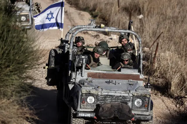 مركبات عسكرية إسرائيلية تمر عبر سوريا بالقرب من خط وقف إطلاق النار بين مرتفعات الجولان المحتلة وسوريا