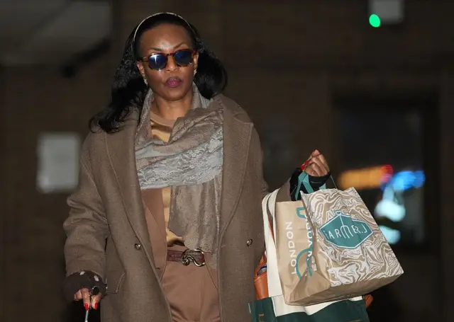 Masu gabatar da ƙara sun ce a fiye da siyyaya 50 da ta yi a shagon Harrods na London, Aluko ne ya kashe kusan fam miliyan biyu wajen biyan kuɗin kayayyakin da Diezani ta saya.