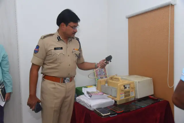 లింగ నిర్ధరణ పరీక్షల యంత్రాలను పరిశీలిస్తున్న వరంగల్ సీపీ రంగనాథ్