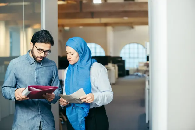 कई बार कर्मचारियों को नुक़सान भी उठाना पड़ता है. कोई उम्मीदवार दबाव में आकर ऐसी नौकरी ले सकता है, जो उसके लिए मुफ़ीद न हो.