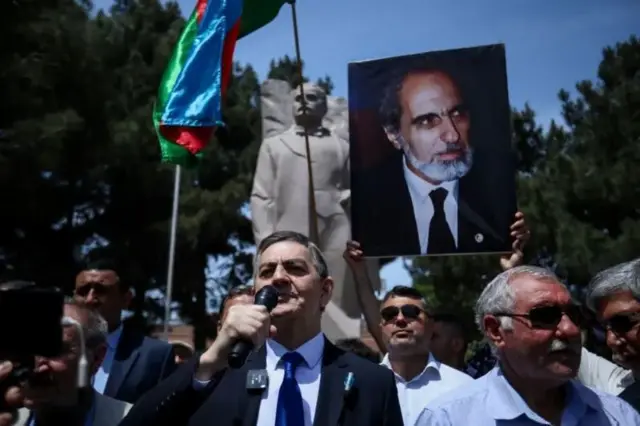 Сүрөттө: Керимли 2000-жылы Элдик фронтун мурдагы лидери Абулфаз Элчибей каза болгондон кийин бул партиянын башына келген