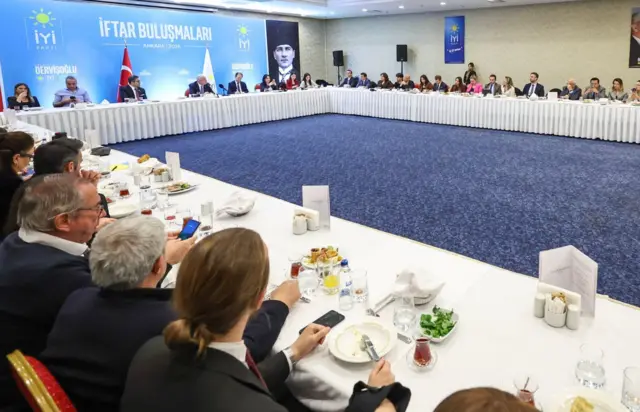 İYİ Parti lideri Dervişoğlu, Ankara'da gazetecilerle iftarda biraraya geldi.