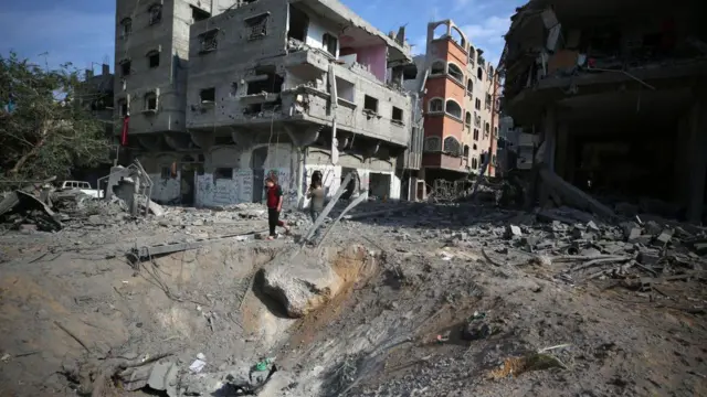 Un hombre camina sobre los escombros de un edificio derrumbado.