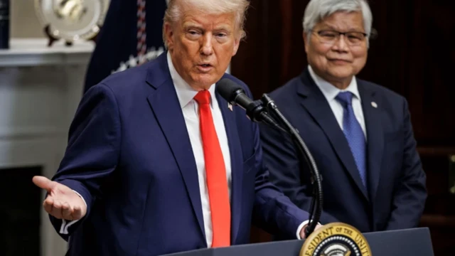 ترامپ در حال سخنرانی پشت سر او مدیر عامل تیاسامسی