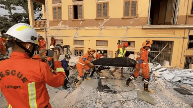 शवों को बाहर निकालते बचाव दल