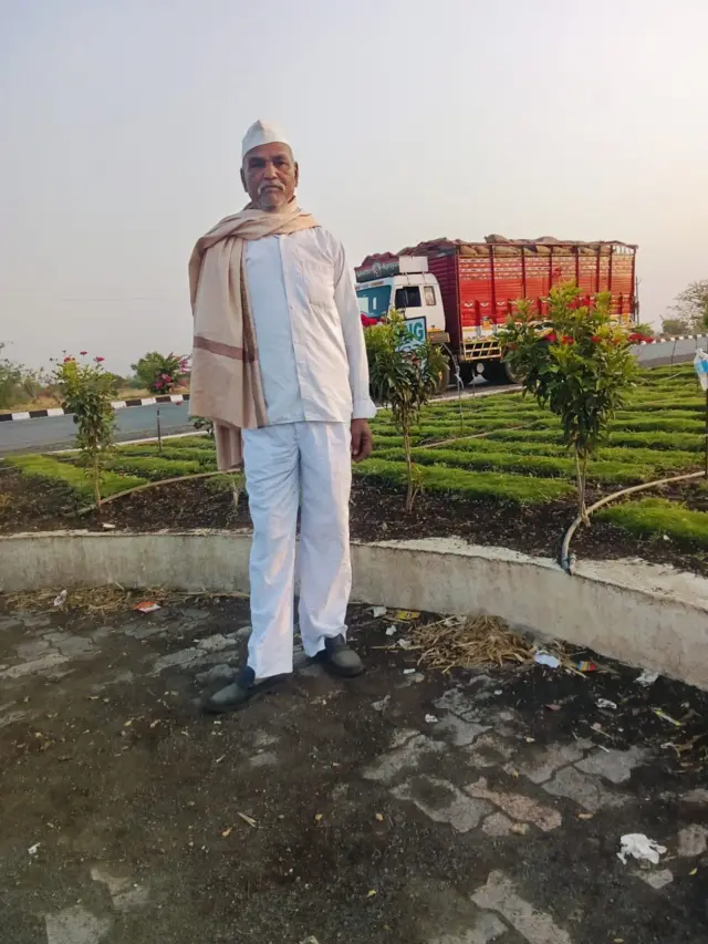 75 वर्षीय त्र्यंबक नारायण बेळंबे यांना शेतात काम करताना चक्कर आली आणि त्यांचा मृत्यू झाला. 