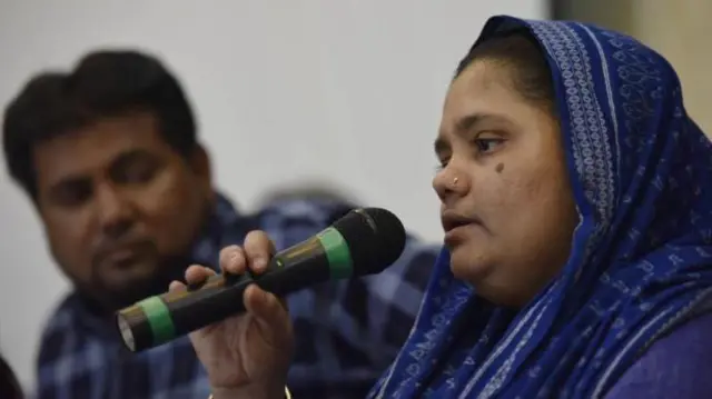 बिलकिस बानो और उनके पति एक प्रेस कॉन्फ्रेंस के दौरान (फाइल फोटो)