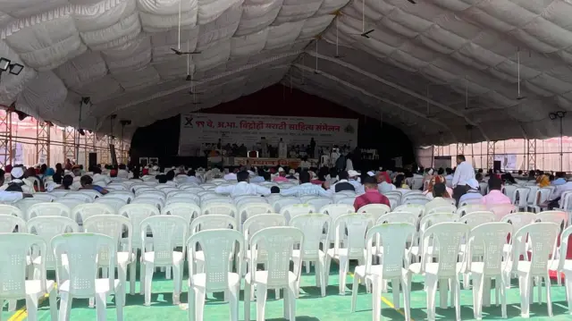 विद्रोही संमेलनात मोजक्याच कार्यक्रमांना फुल गर्दी दिसली.