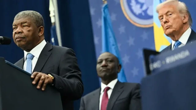 João Lourenço (à gauche) prend la parole lors de la signature de l'accord de paix, sous le regard du président kényan William Ruto (au centre) et de Trump (à droite).