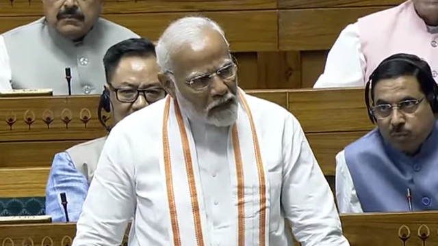 தலை வணங்குவது சரியா? : ராகுல் காந்தி மற்றும் மக்களவை சபாநாயகர் இடையே வெடித்த மோதல் 