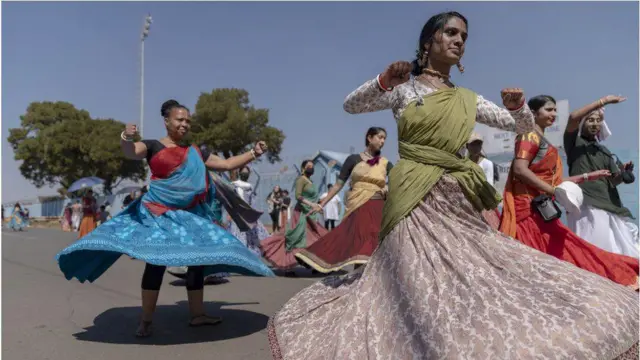 A ranar Juma'a wadannan matan a Afrika ta Kudu yayin da suke murnar bikin al'ada na Ratha Yatra, wanda ya samo asali daga al'adar Hindu game da wasu ababen bauta guda uku da aka dauke daga gidajensu
