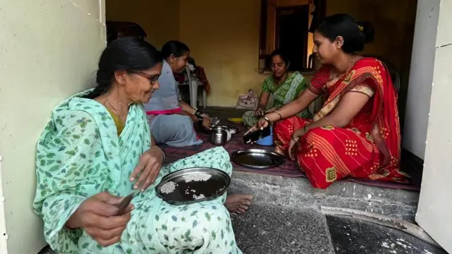 चांदीचं गाव किंवा रजत नगरी म्हणून ओळखल्या जाणाऱ्या हुपरीतलं हे घरोघरीचं दृश्य.