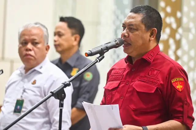 Direktur Penyidikan Jaksa Agung Muda Tindak Pidana Khusus (Jampidsus) Abdul Qohar (kanan) didampingi Kapuspenkum Kejagung Harli Siregar (kiri) menyampaikan keterangan pers terkait penetapan tersangka kasus perintangan terhadap penyidikan, penuntutan hingga pengadilan di Gedung Kejaksaan Agung, Jakarta, Rabu (7/5/2025).