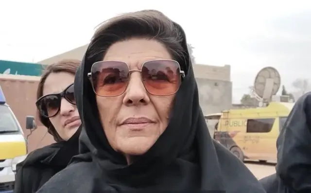 د عمران خان خور علیمه خان چې تورې عینکې یې پر سترګو دي او تور ټېکری یې پر سر دی.