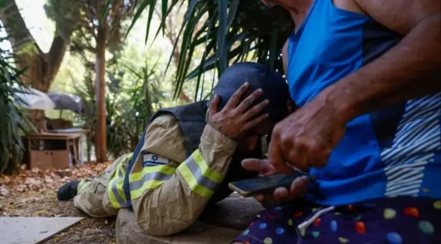 मिसाइल हमलों के दौरान साइरन की आवाज़ सुनकर बचने की कोशिश करते हुए इसराइली