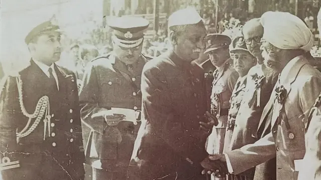 ओलंपियन दलीप सिंह, तत्कालीन राष्ट्रपति डॉ. राजेंद्र प्रसाद के साथ