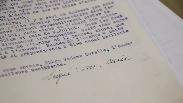 Papel assinado com nome de Marie Curie