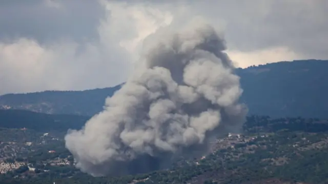 تصاعد الدخان من جبل الريحان، وسط استمرار الأعمال العدائية عبر الحدود بين حزب الله والقوات الإسرائيلية، كما تم تصويرها من مرجعيون، جنوب لبنان