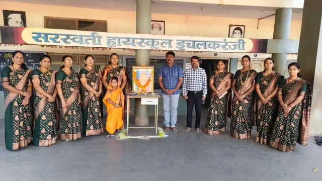 मालती माने विद्यालय इचलकरंजी येथे सावित्री उत्सव साजरा करताना मुख्याध्यापक संजय रेंदाळकर आणि इतर शिक्षक.