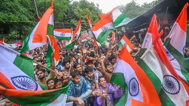 বৃষ্টির মধ্যে ভারতের জাতীয় পতাকা হাতে যন্তর মন্তরে বিক্ষোভকারীরা