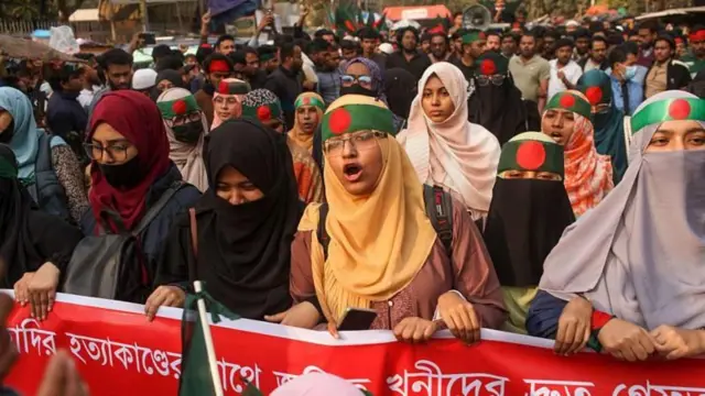 டாக்காவில் உள்ள அமெரிக்கத் தூதரகமும் டிசம்பர் 25-ஆம் தேதிக்கான பயண ஆலோசனையை வெளியிட்டுள்ளது. ஆனால், டிசம்பர் 24-25 ஆகிய தேதிகளில் தூதரகம் மூடப்படுவதற்கான எந்தவொரு காரணத்தையும் ஜெர்மனி தூதரகம் தெரிவிக்கவில்லை.