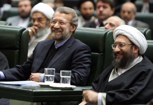 محمد صادق لاریجانی (راست) برادر علی لاریجانی است و دو سال پیش به رد صلاحیت برادرش در انتخابات ریاست جمهوری به شدت اعتراض کرده بود