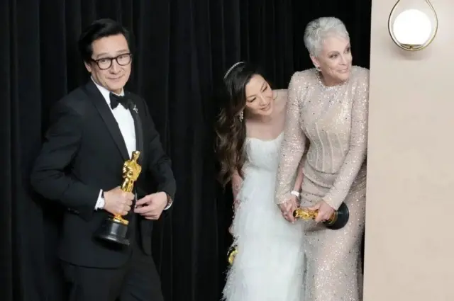 Michelle Yeoh ta zama 'yar nahiyar Asiya ta farko da ta lashe kyautar 'yar fim mafi hazaƙa yayin da fim ɗinta na Everything Everywhere All at Once ya mamaye bikin Oscars. Fim ɗin ya lashe kyautuka bakwai.