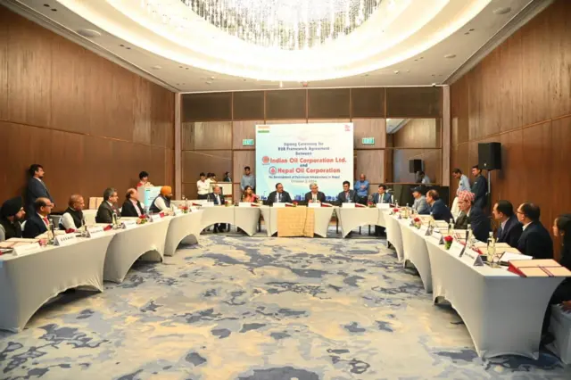 सम्झौता हस्ताक्षर समारोहमा नेपाल र भारतका अधिकारीहरू 