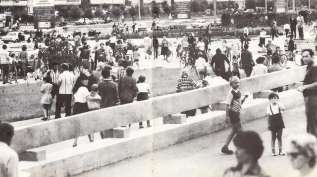 Фото на вулиці, де видно повно дорослих і дітей