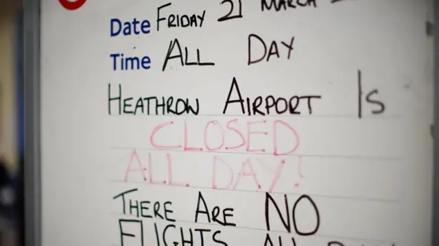 ヒースロー空港の終日閉鎖を知らせる地下鉄の掲示板