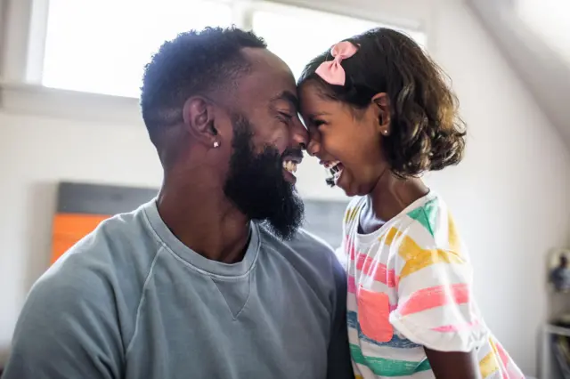 رجل يضحك مع طفلته