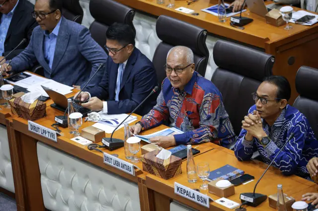 Dirut Perum LKBN Antara Akhmad Munir (kedua kanan) bersama Dirut LPP TVRI Iman Brotoseno (kedua kiri), Dirut LPP RRI I Hendrasmo (kiri) dan Sekretaris Utama Badan Standarisasi Nasional (BSN) Donny Purnomo (kanan) menyampaikan paparan pada Rapat Dengar Pendapat (RDP) dengan Komisi VII DPR di Kompleks Parlemen, Senayan, Jakarta, Rabu (12/2/2025). Rapat tersebut membahas program kerja dan efisiensi belanja tahun anggaran 2025. 
