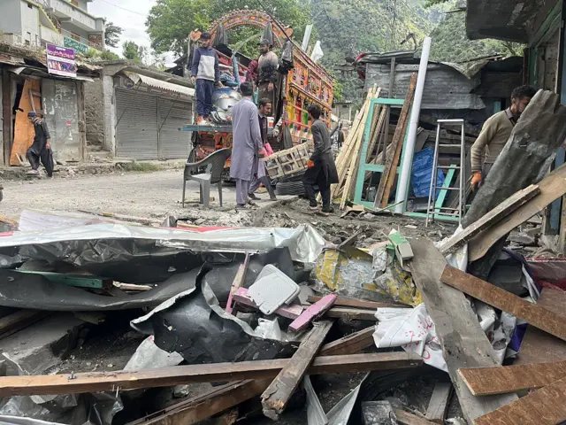 भारताच्या हल्ल्यात नुकसान झालेले पाकिस्तानातील घर