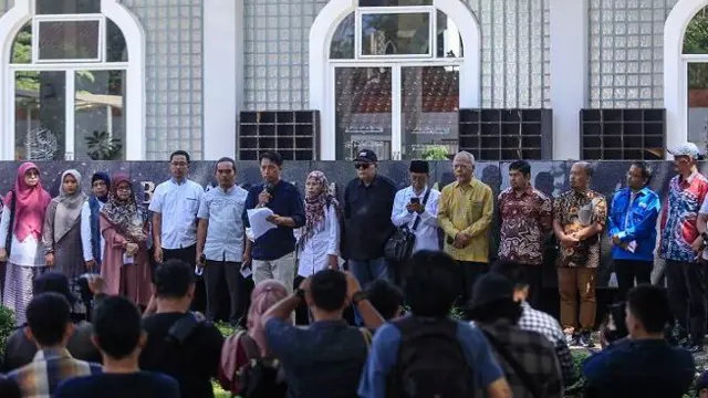 Civitas akademika Universitas Islam Negeri (UIN) Sunan Kalijaga membacakan pernyataan Seruan Moral Kalijaga di Sleman, DI Yogyakarta, Senin (5/2/2024).