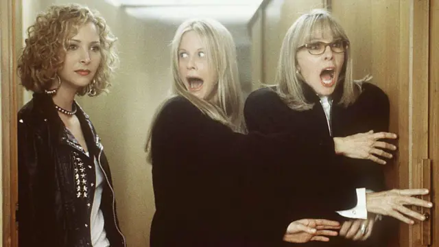 Лиса Кудроу, Мег Рајан и Дајана Китон у филму „Хангинг Уп“, о три сестре које се зближавају због неизбежне смрти свог мрзовољног оца.