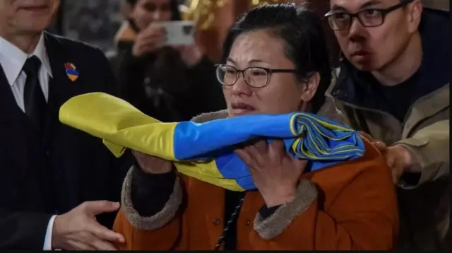 သားဖြစ်သူရဲ့ ရုပ်ကြွင်း ပြန်ယူဖို့ ဆန်ရှန်ဂွမ်ရဲ့ မိခင် ယူကရိန်းထိ သွားရောက်ခဲ့ 