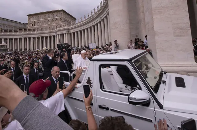 Papa Francis Vatikan'da düzenlenen Paskalya Ayini'nin sonunda insanları selamladı