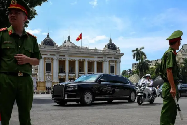 Công an Việt Nam đứng gác gần Nhà hát lớn để chuẩn bị diễn tập an ninh trước chuyến thăm của Tổng thống Nga Vladimir Putin hôm 19/6