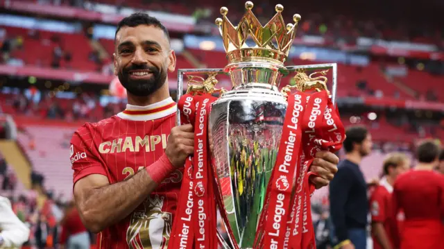 محمد صلاح يحتفل بالكأس بعد فوز فريقه ليفربول ببطولة الدوري الإنجليزي الممتاز 