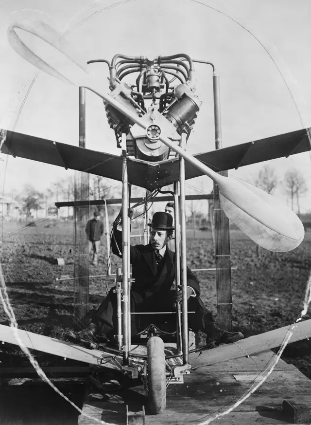 Santos Dumont en su avión